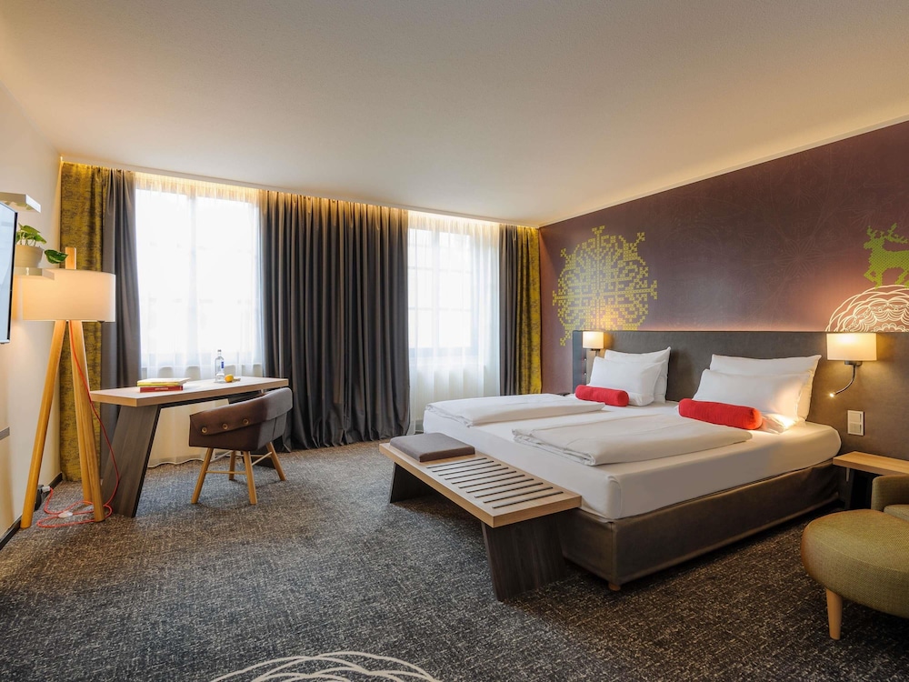 Habitación Superior con cama doble y sofá o sillón del hotel Mercure Muenchen City Center. Foto 6