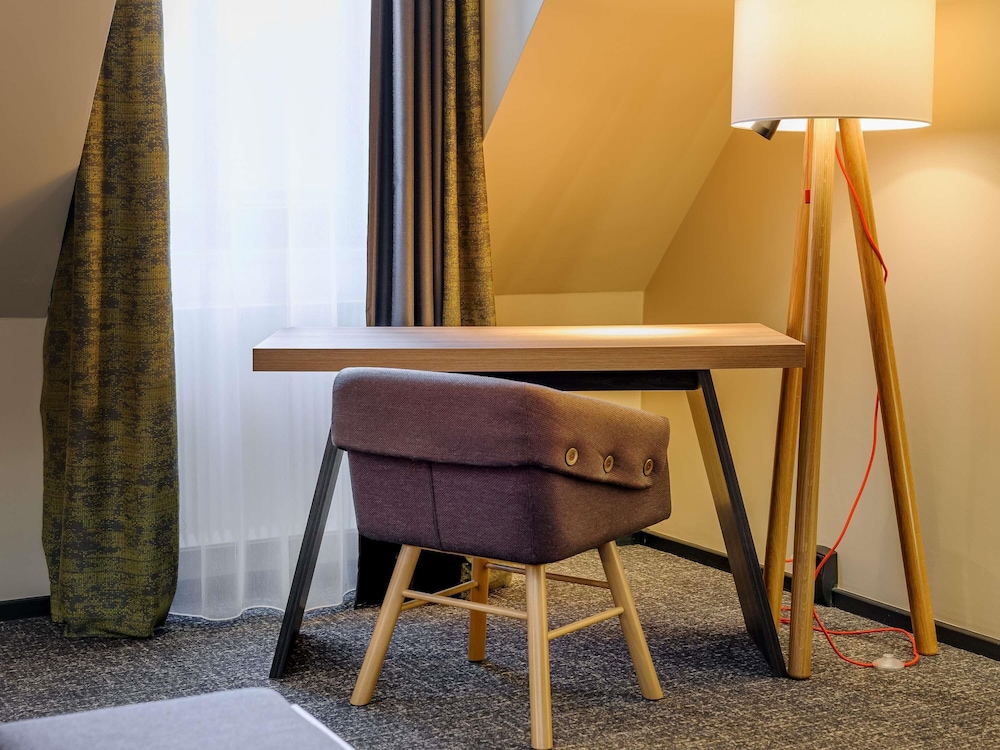 Habitación Superior con cama doble y sofá o sillón del hotel Mercure Muenchen City Center. Foto 8
