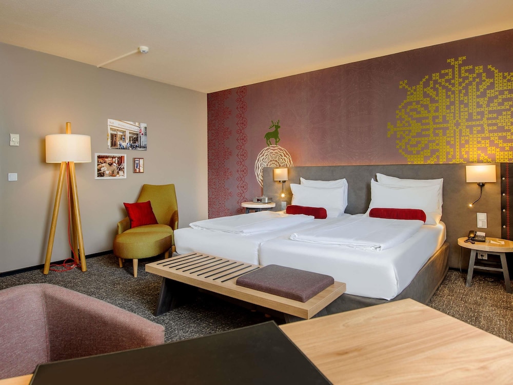 Habitación Superior con dos camas individuales y un sillón del hotel Mercure Muenchen City Center