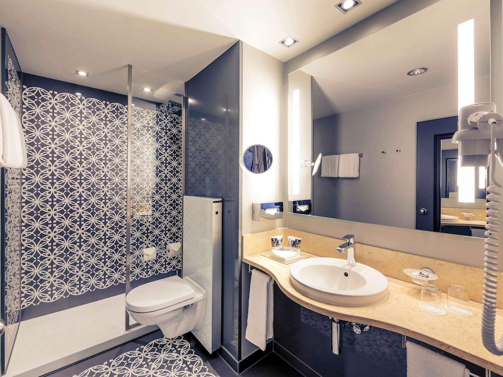 Habitación Superior con dos camas individuales y un sillón del hotel Mercure Muenchen City Center. Foto 4