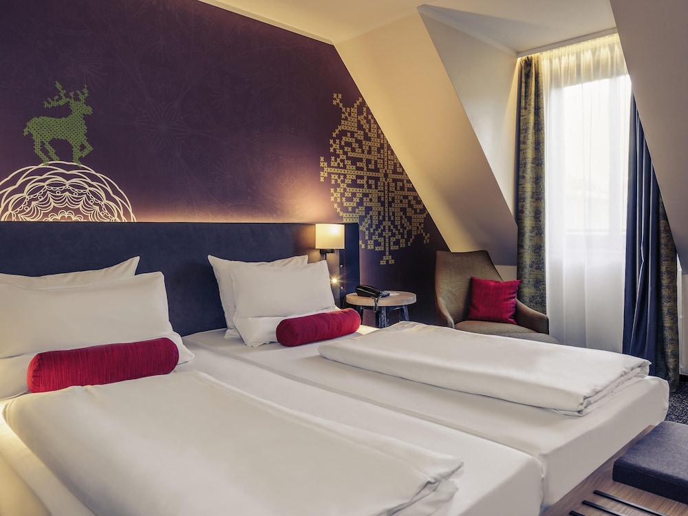 Habitación Superior con dos camas individuales y un sillón del hotel Mercure Muenchen City Center. Foto 5