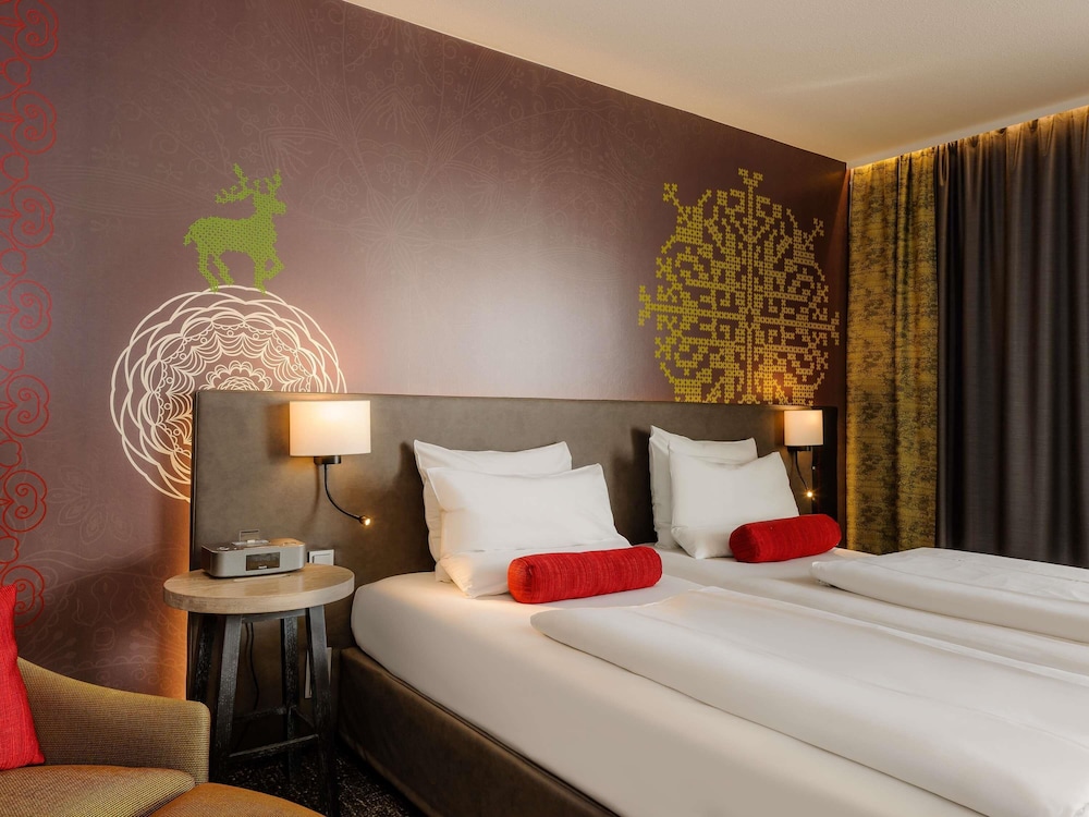 Habitación Superior con dos camas individuales y un sillón del hotel Mercure Muenchen City Center. Foto 8