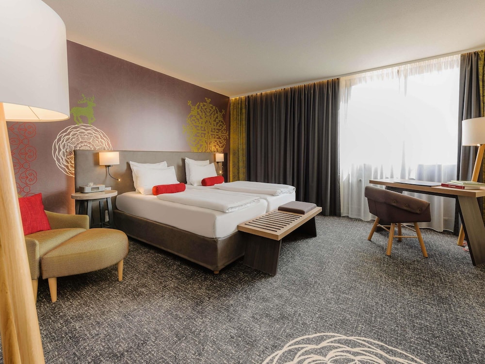 Habitación Superior con dos camas individuales y un sillón del hotel Mercure Muenchen City Center. Foto 9