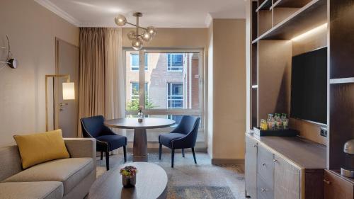 Junior Suite con Dos Camas del hotel Hilton Munich City. Foto 1