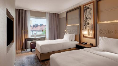 Junior Suite con Dos Camas del hotel Hilton Munich City. Foto 2