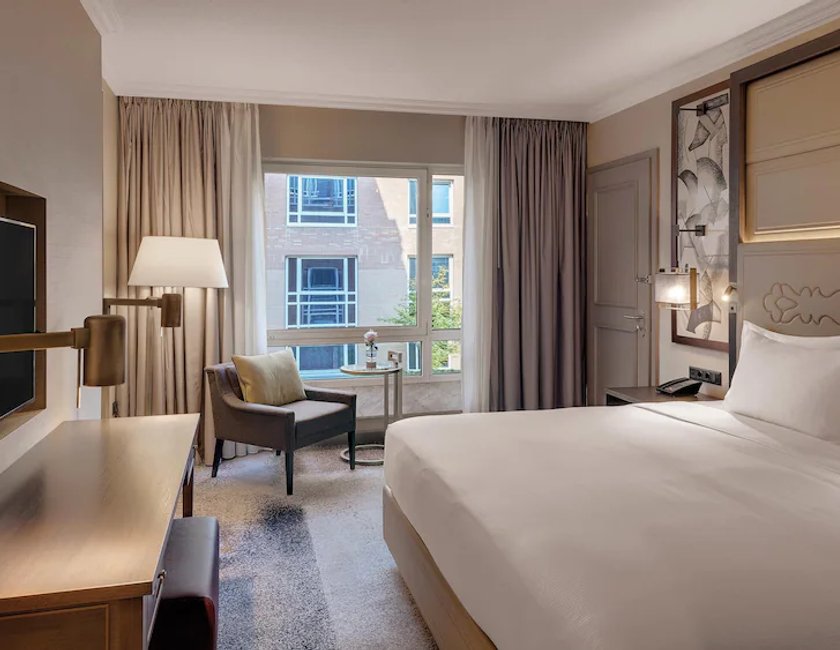Suite ejecutiva, 1 cama de matrimonio grande, cocina básica del hotel Hilton Munich City