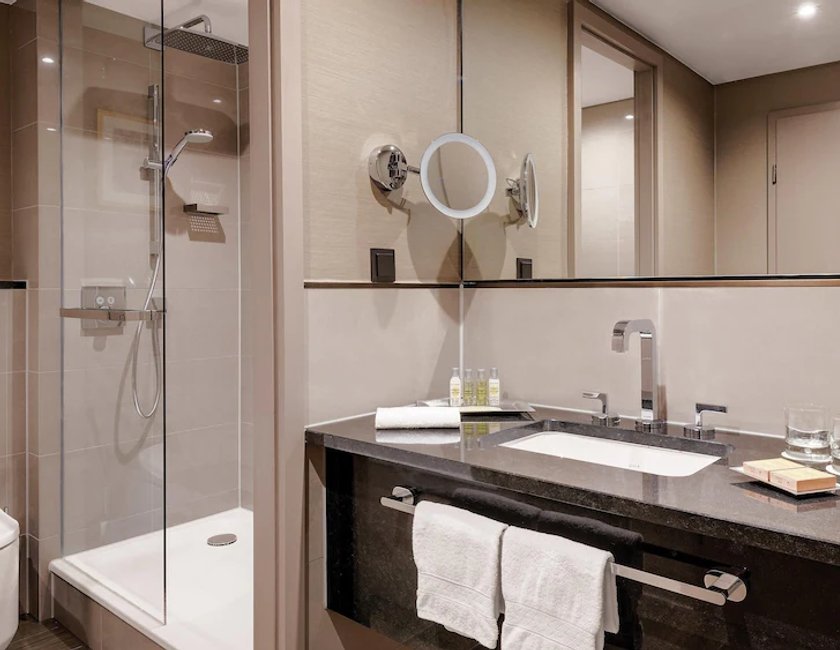 Suite ejecutiva, 1 cama de matrimonio grande, cocina básica del hotel Hilton Munich City. Foto 4