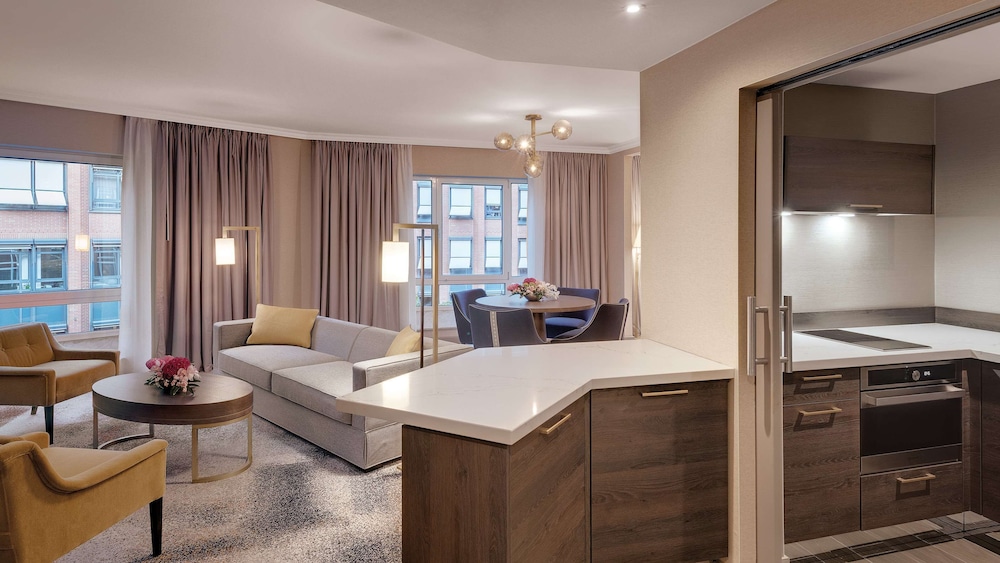 Suite ejecutiva, 1 cama de matrimonio grande, no fumadores del hotel Hilton Munich City. Foto 2