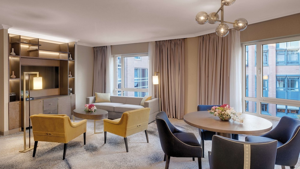 Suite ejecutiva, 1 cama de matrimonio grande, no fumadores del hotel Hilton Munich City. Foto 3