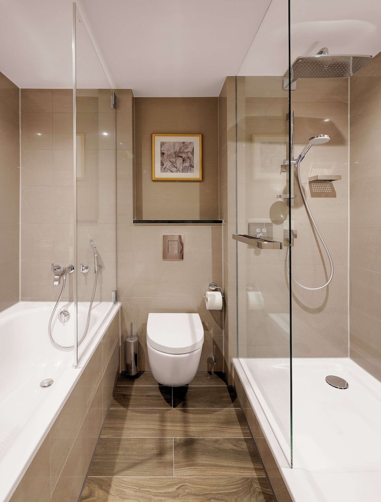 Suite ejecutiva, 1 cama de matrimonio grande, no fumadores del hotel Hilton Munich City. Foto 5