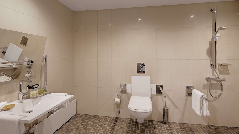 Habitación, 1 cama de matrimonio grande, accesible para personas con discapacidad, no fumadores del hotel Hilton Munich City. Foto 5