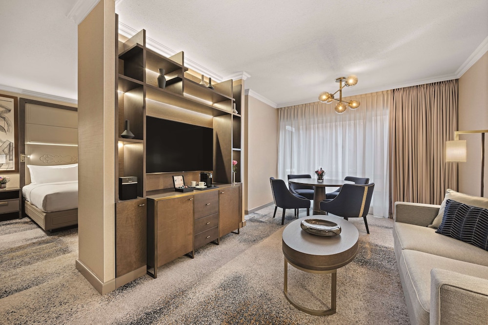 Suite junior, 1 cama de matrimonio grande del hotel Hilton Munich City. Foto 3