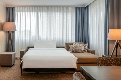 Suite Junior con acceso al Club Lounge del hotel The Westin Grand Munich