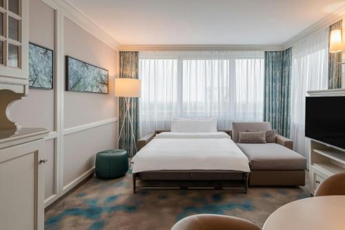 Suite Junior con acceso al Club Lounge del hotel The Westin Grand Munich. Foto 1