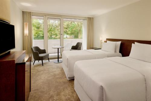 Urban Garden Twin Room with Two Single Beds and Balcony del hotel The Westin Grand Munich
