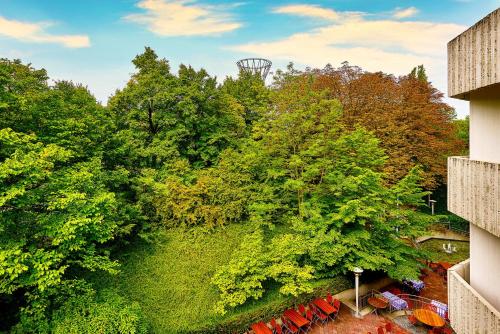 Urban Garden Twin Room with Two Single Beds and Balcony del hotel The Westin Grand Munich. Foto 1