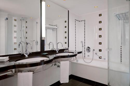 Habitación Doble Deluxe - 2 camas del hotel The Westin Grand Munich. Foto 4