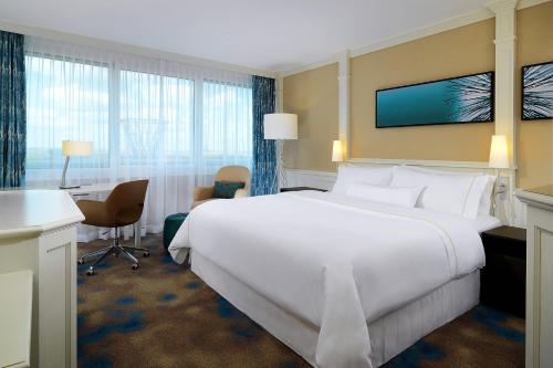 Habitación de estilo bávaro con cama extragrande del hotel The Westin Grand Munich. Foto 1