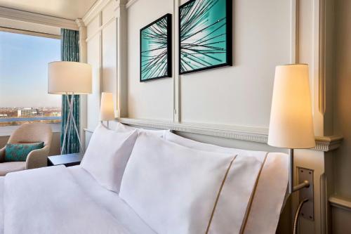 Habitación de estilo bávaro con cama extragrande del hotel The Westin Grand Munich. Foto 2
