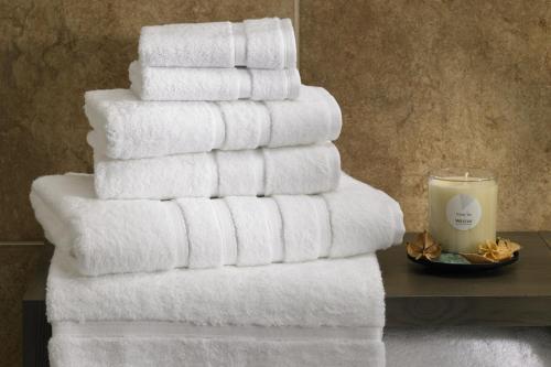 Habitación de estilo bávaro con cama extragrande del hotel The Westin Grand Munich. Foto 4