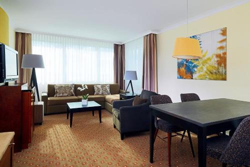 Suite Junior con acceso al Club Lounge del hotel The Westin Grand Munich. Foto 2