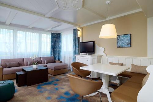 Suite Junior con acceso al Club Lounge del hotel The Westin Grand Munich. Foto 4