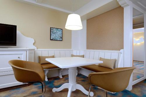 Suite Junior con acceso al Club Lounge del hotel The Westin Grand Munich. Foto 5