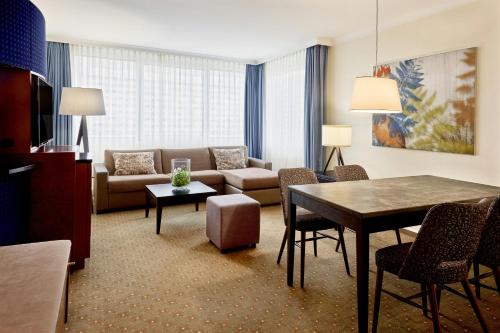 Suite Junior con acceso al Club Lounge del hotel The Westin Grand Munich. Foto 7