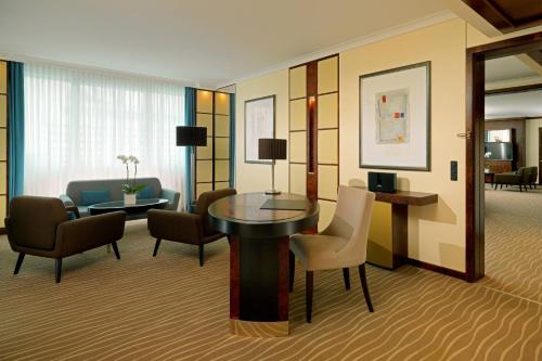 Suite Westin con 1 dormitorio y 1 cama extragrande del hotel The Westin Grand Munich. Foto 1