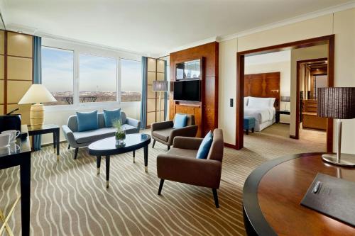 Suite Westin con 1 dormitorio y 1 cama extragrande del hotel The Westin Grand Munich. Foto 3