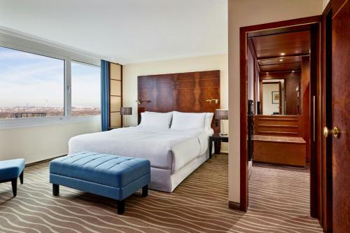 Suite Westin con 1 dormitorio y 1 cama extragrande del hotel The Westin Grand Munich. Foto 4
