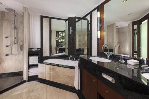Suite Westin con 1 dormitorio y 1 cama extragrande del hotel The Westin Grand Munich. Foto 5