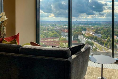 Suite Westin con 1 dormitorio y 1 cama extragrande del hotel The Westin Grand Munich. Foto 9