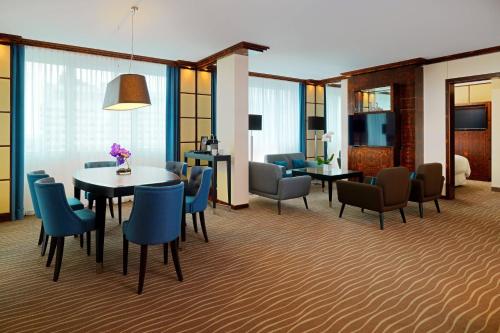 Suite Deluxe de 1 dormitorio - 1 cama extragrande del hotel The Westin Grand Munich. Foto 1