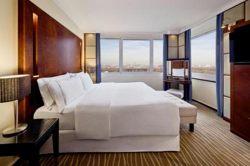 Suite Deluxe de 1 dormitorio - 1 cama extragrande del hotel The Westin Grand Munich. Foto 4