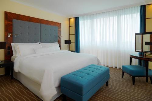 Suite Westin con 1 dormitorio y 1 cama extragrande del hotel The Westin Grand Munich. Foto 10
