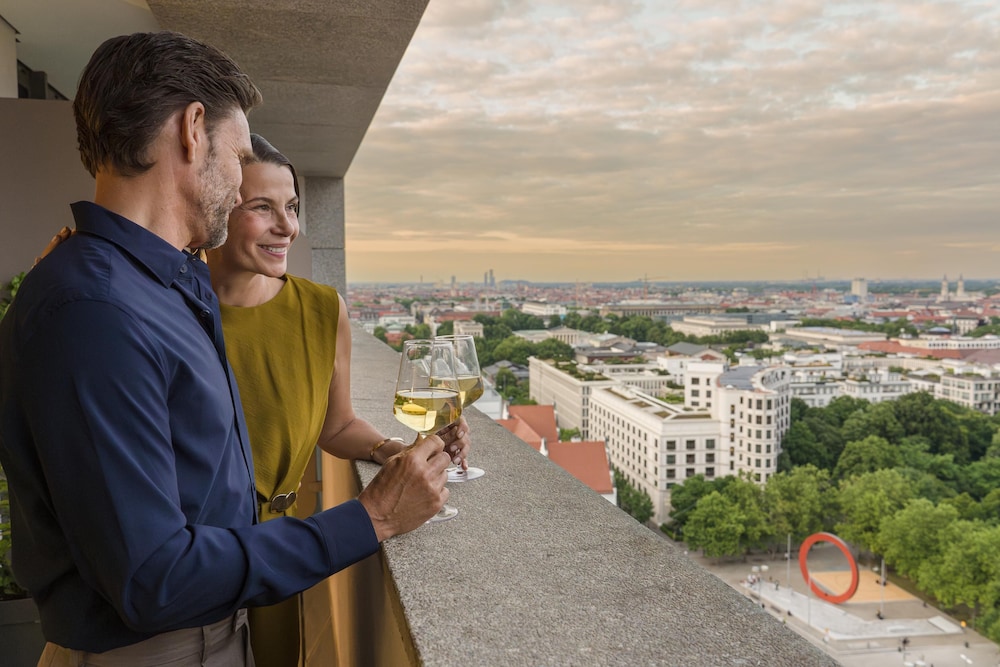 Habitación Premium con vistas y terraza del hotel Nh Collection München Bavaria. Foto 7