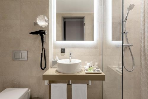Habitación Doble Superior con vistas a la ciudad - 1 o 2 camas del hotel Nh Collection München Bavaria. Foto 8