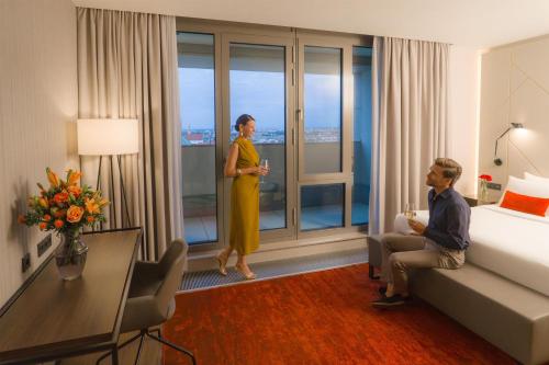 Habitación Doble Premium con vistas y terraza del hotel Nh Collection München Bavaria. Foto 1