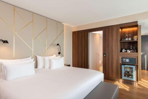 Habitación Doble Premium con vistas y terraza del hotel Nh Collection München Bavaria. Foto 5