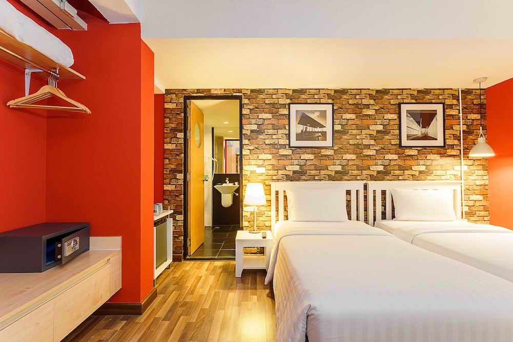 Habitación estándar con 2 camas individuales del hotel Ibis Styles Chiang Mai. Foto 1