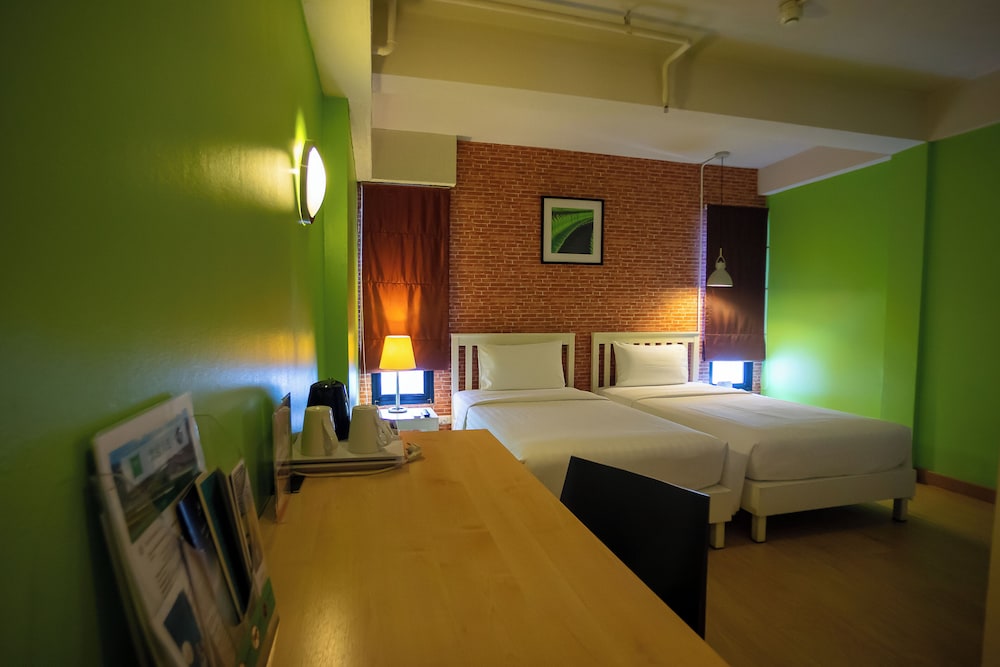 Habitación estándar con 2 camas individuales del hotel Ibis Styles Chiang Mai. Foto 3