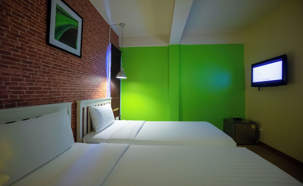 Habitación estándar con 2 camas individuales del hotel Ibis Styles Chiang Mai. Foto 4