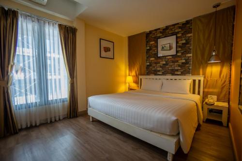 Habitación Estándar con 1 cama king - size del hotel Ibis Styles Chiang Mai. Foto 1
