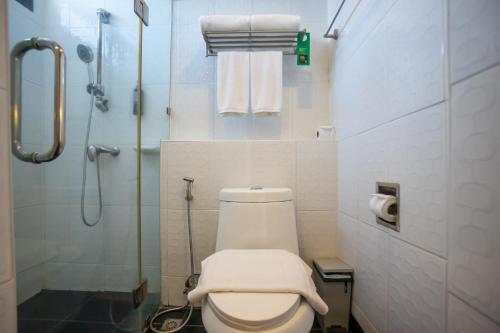 Habitación Estándar con 1 cama king - size del hotel Ibis Styles Chiang Mai. Foto 2