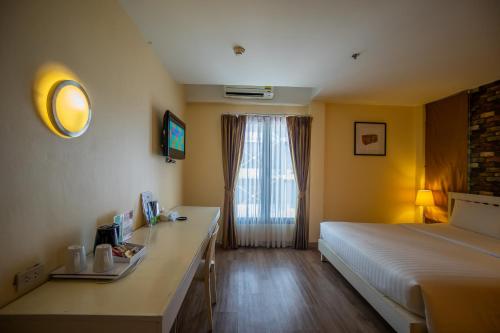 Habitación Estándar con 1 cama king - size del hotel Ibis Styles Chiang Mai. Foto 3