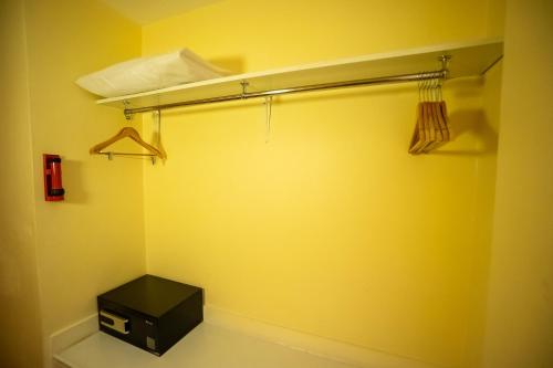 Habitación Estándar con 1 cama king - size del hotel Ibis Styles Chiang Mai. Foto 6