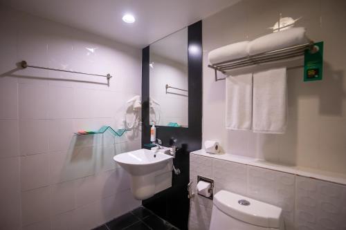 Habitación Superior con 1 cama king - size del hotel Ibis Styles Chiang Mai. Foto 3