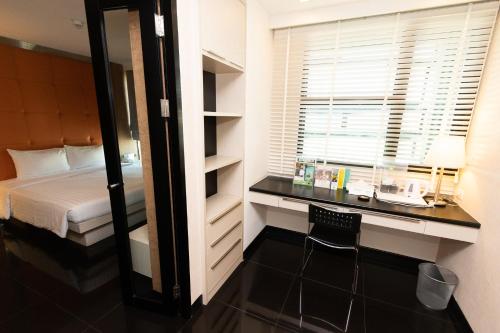 Habitación Deluxe con 1 cama king - size del hotel Ibis Styles Chiang Mai. Foto 4