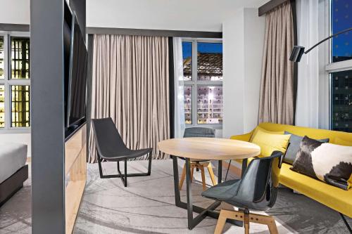 Suite Junior de 1 dormitorio con cama extragrande del hotel Hilton Munich Airport. Foto 1